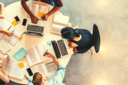 Una mano a chi sostiene al via il voto pubblico